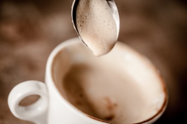  Bir fincan cappuccino kahve. 