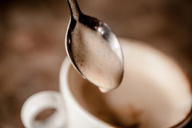  Bir fincan cappuccino kahve. 