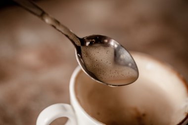  Bir fincan cappuccino kahve. 