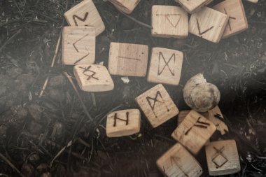 Yerdeki ahşap rünleri