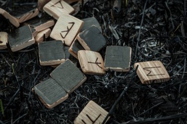 Yerdeki ahşap rünleri