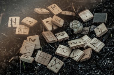 Yerdeki ahşap rünleri