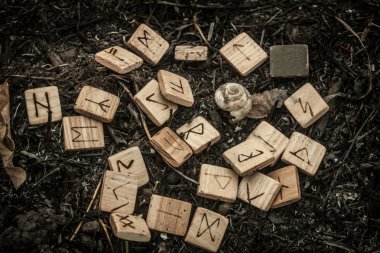 Yerdeki ahşap rünleri