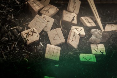 Yerdeki ahşap rünleri