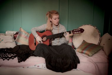 gitar ile güzel bir kadın