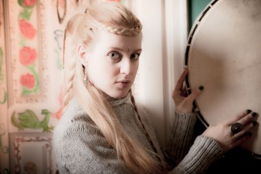 sarışın kadın tef ile