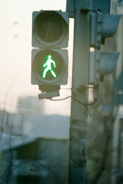 用绿色指示灯交通灯点亮. — 图库照片