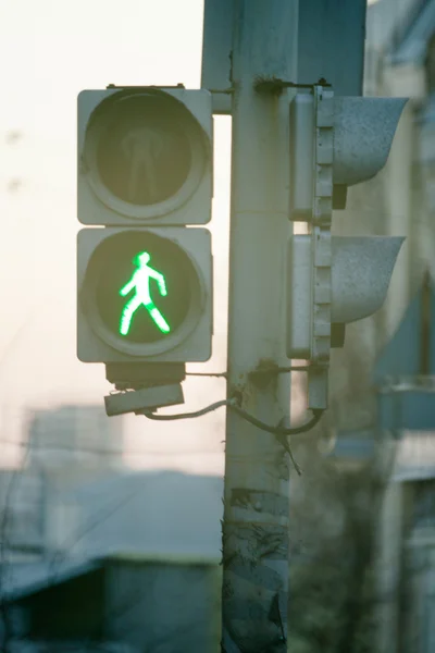 Trafik ışıkları ile yeşil ışık yaktı. — Stok fotoğraf