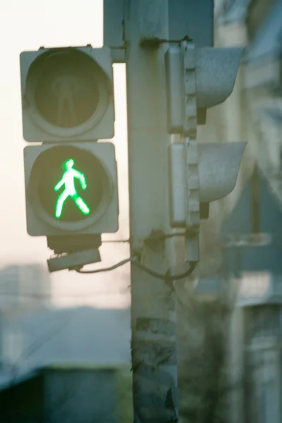 用绿色指示灯交通灯点亮. — 图库照片