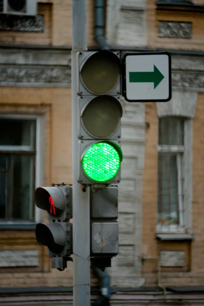 Светофор и знаки — стоковое фото