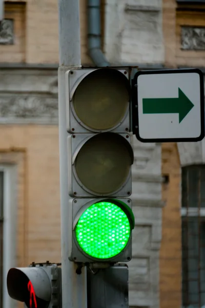 Светофор и знаки — стоковое фото