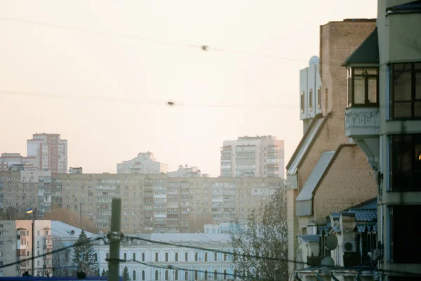 Дороги и здания в городе с закатом в Киеве, Украина — стоковое фото