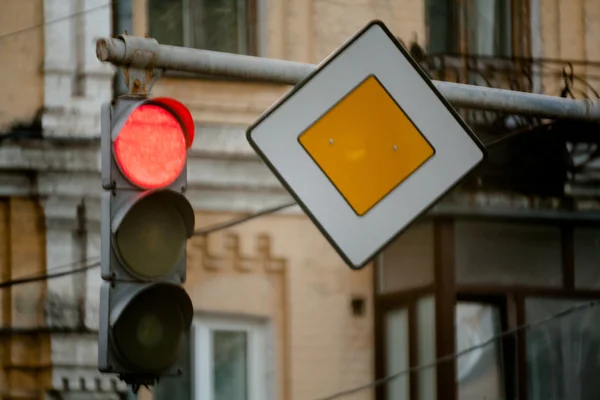 Sygnalizacja świetlna i znaki — Zdjęcie stockowe