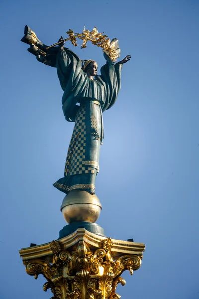 Monumento all'indipendenza sulla Piazza dell'indipendenza a Kiev . — Foto Stock