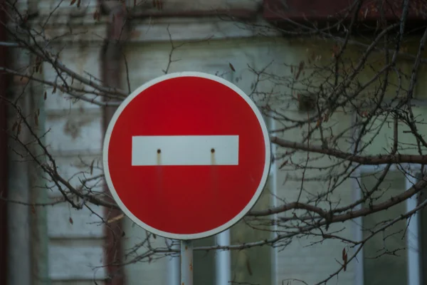 Vieil arrêt rouge panneau routier et arbre — Photo