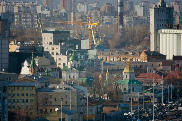 Kiev negocio e industria ciudad paisaje en el río, puente, y — Foto de Stock