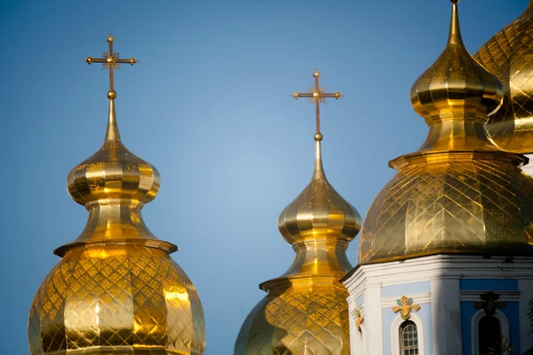 Copas de oro de en la catedral de Kiev tomada en primavera en Ucrania — Foto de Stock