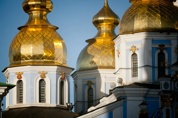 Gouden copes van in kathedraal in Kiev in Oekraïne in het voorjaar genomen — Stockfoto