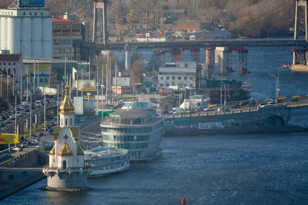 Kiev negocio e industria ciudad paisaje en el río, puente, y — Foto de Stock