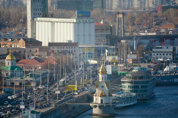 Kiev negocio e industria ciudad paisaje en el río, puente, y — Foto de Stock