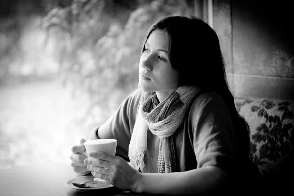 Belle jeune femme avec une tasse de thé dans un café — Photo