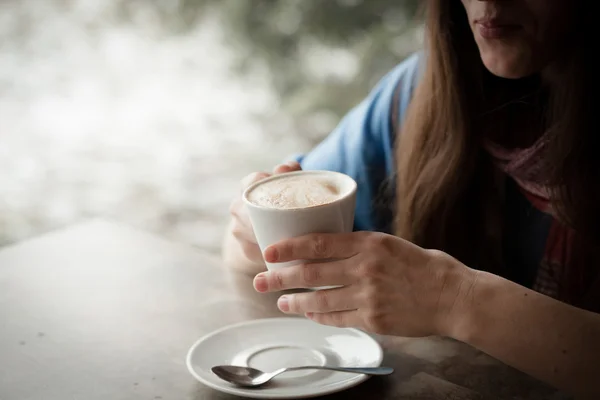 Wanita muda cantik dengan secangkir teh di kafe — Stok Foto