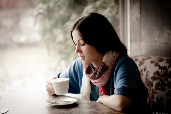 Mulher bonita com uma xícara de chá em um café — Fotografia de Stock