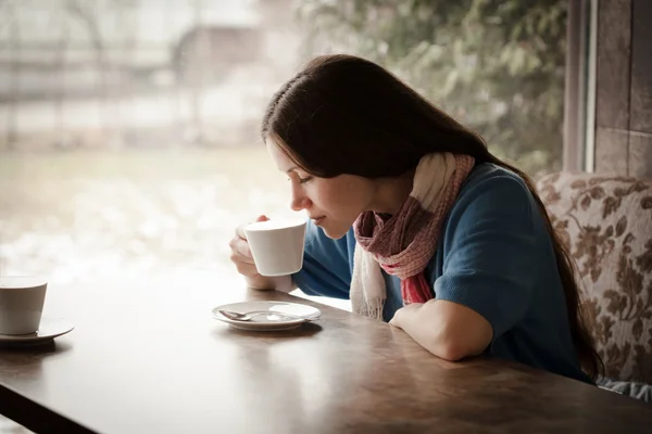 Belle jeune femme avec une tasse de thé dans un café — Photo