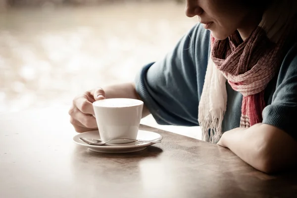 Tangan wanita dengan latte di atas meja kayu — Stok Foto