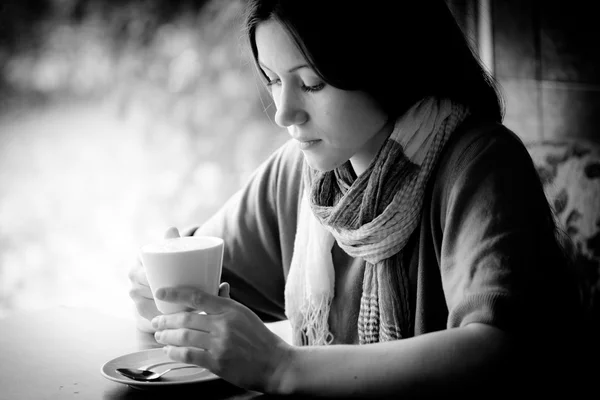 Belle jeune femme avec une tasse de thé dans un café — Photo