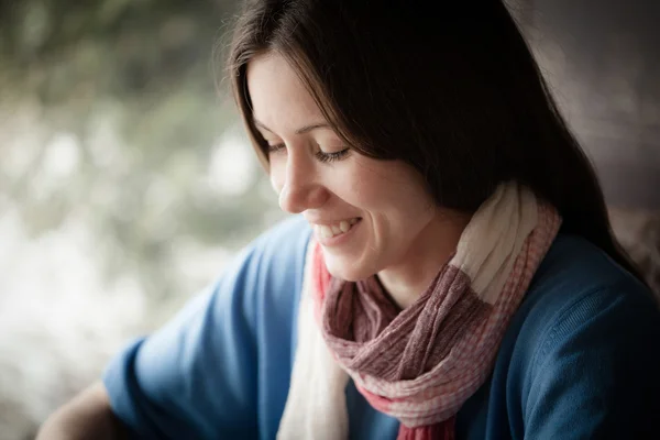 Gros plan portrait d'une femme souriante — Photo