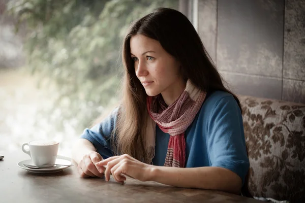 Belle jeune femme avec une tasse de thé dans un café — Photo