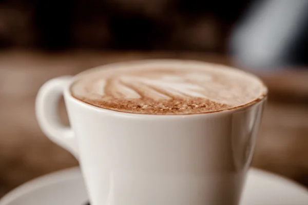 Tasse Cappuccino über Holztisch — Stockfoto