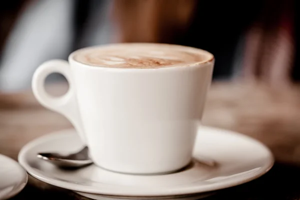 Tasse Cappuccino über Holztisch — Stockfoto