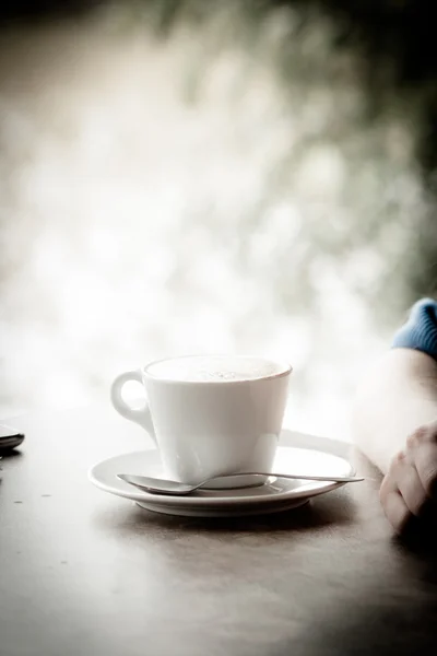 Kopje koffie in de buurt van het venster — Stockfoto