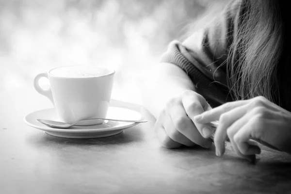 Woman hands with latte on a wood table — Stock Photo, Image