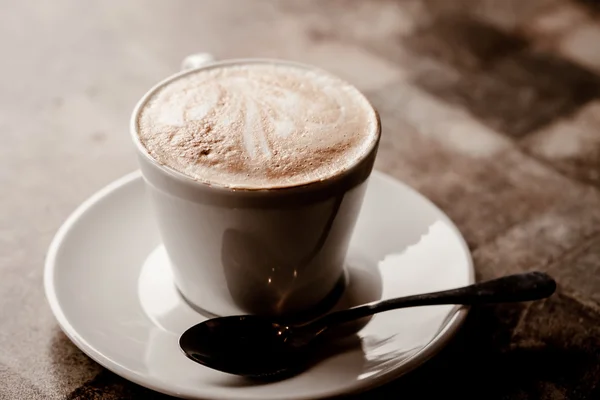 Xícara de cappuccino sobre mesa de madeira — Fotografia de Stock