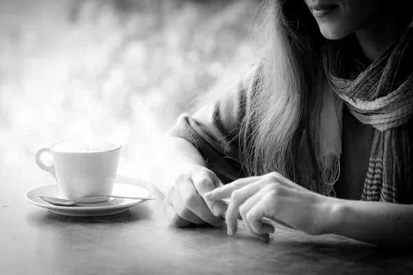 Tangan wanita dengan latte di atas meja kayu — Stok Foto