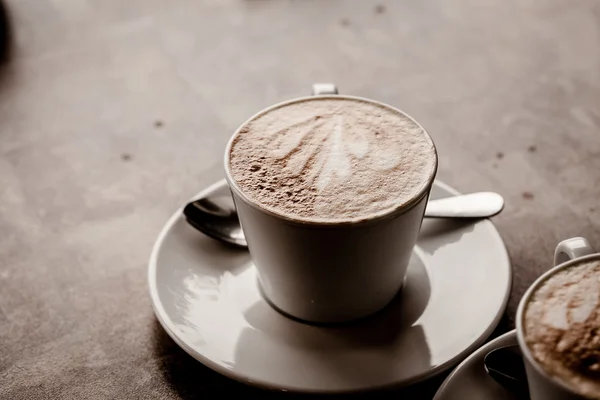 Fából készült asztal fölé cappuccino csésze — Stock Fotó