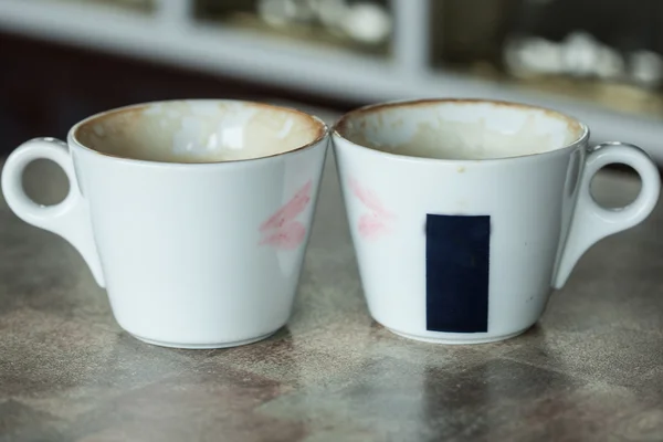 Duas xícaras de café com corações vermelhos como lábios beijando — Fotografia de Stock