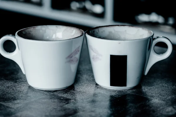Due tazze di caffè con cuori rossi come labbra bacianti — Foto Stock