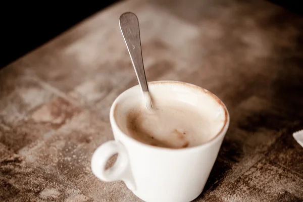 Cangkir cappuccino di atas meja kayu — Stok Foto