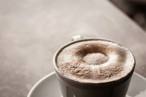 Kopp cappuccino över träbord — Stockfoto