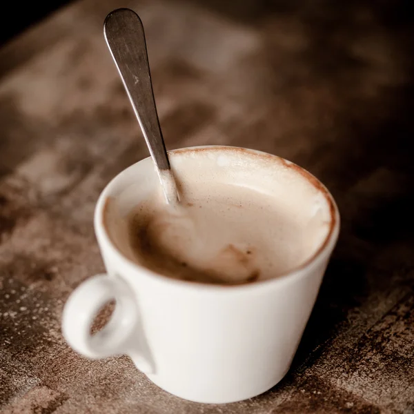 Xícara de cappuccino sobre mesa de madeira — Fotografia de Stock