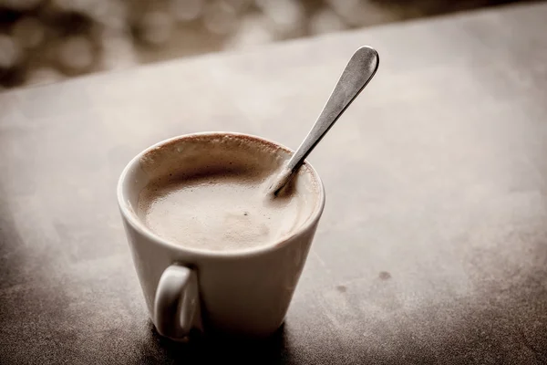 Cangkir cappuccino di atas meja kayu — Stok Foto