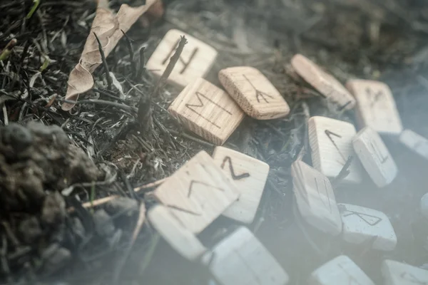 Yerdeki ahşap rünleri