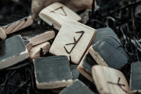 Dřevěné runy na zemi — Stock fotografie