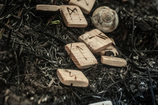 Rune di legno a terra — Foto Stock