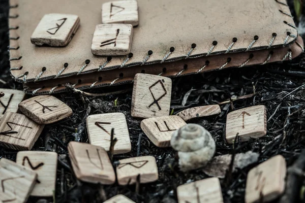Runen aus Holz auf dem Boden — Stockfoto