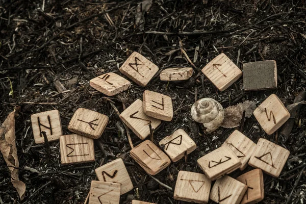 Rune di legno a terra — Foto Stock